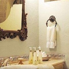 Отель Trocadero Suites ванная