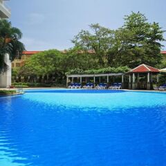 Отель Waterfront Suites Phuket by Centara бассейн