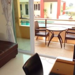Апартаменты Rm Wiwat Apartment Паттайя балкон