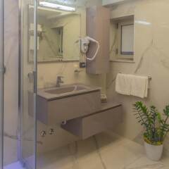 Отель Marina Centro Suite Римини ванная