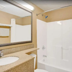Отель Microtel Inn & Suites by Wyndham Raleigh ванная фото 2