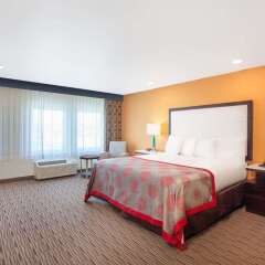 Отель Ramada by Wyndham Culver City удобства в номере