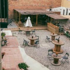 Отель Mucha Masia Hostel Rural-Urbà Испания, Эль-Прат-де-Льобрегат - отзывы, цены и фото номеров - забронировать отель Mucha Masia Hostel Rural-Urbà онлайн балкон
