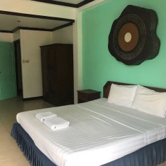 Super Green Hotel сейф в номере