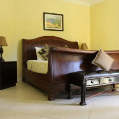 Отель Milbrooks Resort сейф в номере
