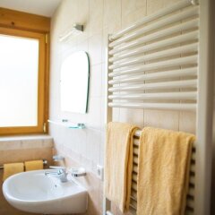 Отель Garni Glurnserhof Италия, Горнолыжный курорт Ортлер - отзывы, цены и фото номеров - забронировать отель Garni Glurnserhof онлайн ванная