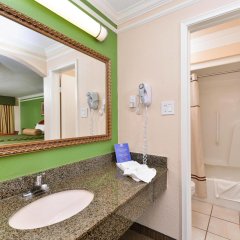 Americas Best Value Inn & Suites Alvin Houston in Alvin, United States of America from 94$, photos, reviews - zenhotels.com bathroom