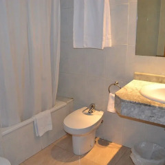 Hotel Cortes Барселона ванная