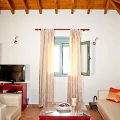 Отель Aselinos Suites комната для гостей фото 3