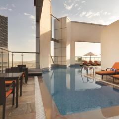 Отель Ramada Corniche Абу-Даби бассейн