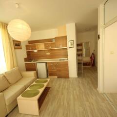 Апартаменты Menada Rainbow Apartments Солнечный берег комната для гостей фото 4
