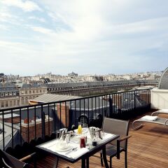 Отель Grand Hôtel Du Palais Royal балкон