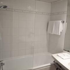 Отель A.R.T Hotel Paris Est Франция, Пантин - 4 отзыва об отеле, цены и фото номеров - забронировать отель A.R.T Hotel Paris Est онлайн ванная фото 2