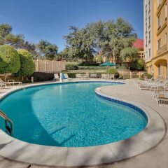 Отель La Quinta Inn & Suites Dallas North Central бассейн фото 2