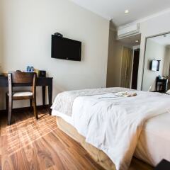 The Alcove Library Hotel сейф в номере