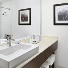 Отель Four Points by Sheraton Hotel & Suites Calgary West Канада, Калгари - отзывы, цены и фото номеров - забронировать отель Four Points by Sheraton Hotel & Suites Calgary West онлайн ванная
