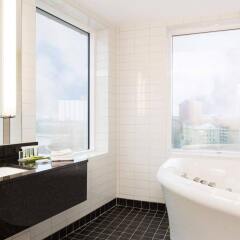 Отель Courtyard by Marriott Stockholm Kungsholmen Швеция, Стокгольм - 5 отзывов об отеле, цены и фото номеров - забронировать отель Courtyard by Marriott Stockholm Kungsholmen онлайн ванная
