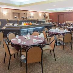Отель Ramada Plaza by Wyndham Calgary Downtown Канада, Калгари - отзывы, цены и фото номеров - забронировать отель Ramada Plaza by Wyndham Calgary Downtown онлайн питание