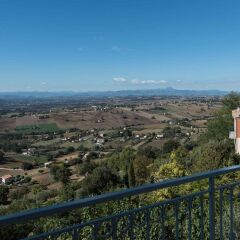 Апартаменты Apartment With 4 Bedrooms in Recanati, With Wonderful Mountain View, Enclosed Garden and Wifi - 8 km From the Beach Реканати балкон