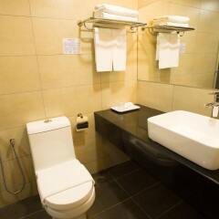 Отель Prescott Hotel KL Medan Tuanku Малайзия, Куала-Лумпур - 1 отзыв об отеле, цены и фото номеров - забронировать отель Prescott Hotel KL Medan Tuanku онлайн ванная фото 2