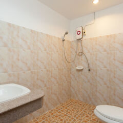 Отель Karon Sunshine Guesthouse & Bar ванная