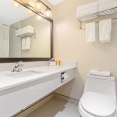 Отель Thompson Hotel & Conference Center Канада, Камлупс - отзывы, цены и фото номеров - забронировать отель Thompson Hotel & Conference Center онлайн ванная фото 2