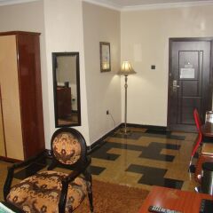 Отель Charlies Place And Suite интерьер отеля