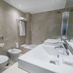 Topazio Mar Beach Hotel & Apartments ванная фото 2