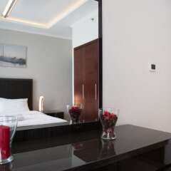 Отель HiGuests Vacation Homes - Burj Views Дубай сейф в номере