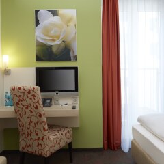 Отель H+ Hotel München Германия, Мюнхен - отзывы, цены и фото номеров - забронировать отель H+ Hotel München онлайн сейф в номере