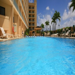 Отель Holiday Resort And Spa Тамунинг бассейн