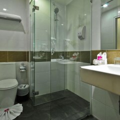 Отель The Ashlee Plaza Patong Hotel & Spa Таиланд, Карон-Бич - 1 отзыв об отеле, цены и фото номеров - забронировать отель The Ashlee Plaza Patong Hotel & Spa онлайн ванная фото 2