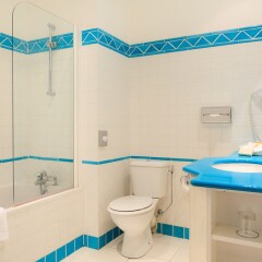 Отель Hôtel Le Grimaldi by Happyculture Франция, Ницца - 6 отзывов об отеле, цены и фото номеров - забронировать отель Hôtel Le Grimaldi by Happyculture онлайн ванная фото 2