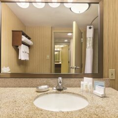 Отель Hampton Inn Frederick ванная фото 2