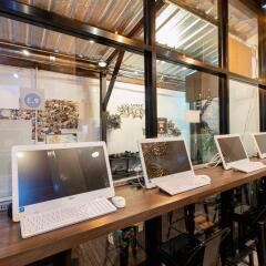 The Alley Hostel & Bistro интерьер отеля