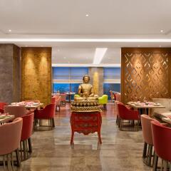The Leela Ambience Convention Hotel, Delhi питание
