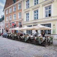 Апартаменты Town Hall Square Apartments City Center Таллин