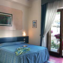 Hotel Santa Lucia Минори сейф в номере