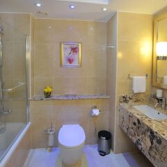 Отель Olympic Lagoon Resort Paphos - All inclusive Кипр, Пафос - 1 отзыв об отеле, цены и фото номеров - забронировать отель Olympic Lagoon Resort Paphos - All inclusive онлайн ванная фото 3
