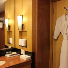 The Hans Hotel New Delhi ванная