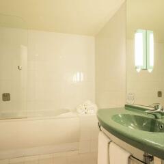 Отель Ibis Valencia Palacio de Congresos Испания, Валенсия - отзывы, цены и фото номеров - забронировать отель Ibis Valencia Palacio de Congresos онлайн ванная фото 2