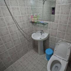 Отель Mr.Comma Guesthouse - Hostel Южная Корея, Сеул - отзывы, цены и фото номеров - забронировать отель Mr.Comma Guesthouse - Hostel онлайн ванная фото 2