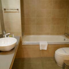 Отель Capital Coast Resort & Spa ванная
