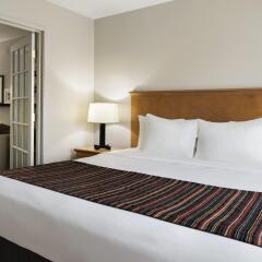 Отель Country Inn & Suites Columbus Airport комната для гостей фото 2