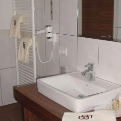 Отель EB Hotel Garni Австрия, Зальцбург - 1 отзыв об отеле, цены и фото номеров - забронировать отель EB Hotel Garni онлайн ванная