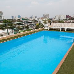 Отель ZEN Rooms Ekkamai 10 бассейн