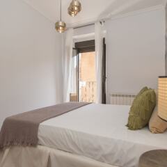 Отель Alterhome Apartamento Palacio Real I комната для гостей