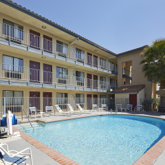 Отель Red Roof Inn Tulare - Downtown/Fairgrounds бассейн