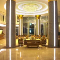 Aiyara Grand Hotel интерьер отеля
