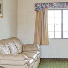 Отель Lynwood Century Freeway Travelodge Линвуд комната для гостей фото 4